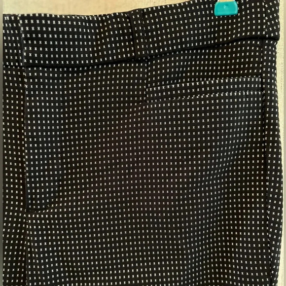 Banana Republic Size 8 “Sloan” Slim trousers. Black and White X Dot. - Picture 4 of 8